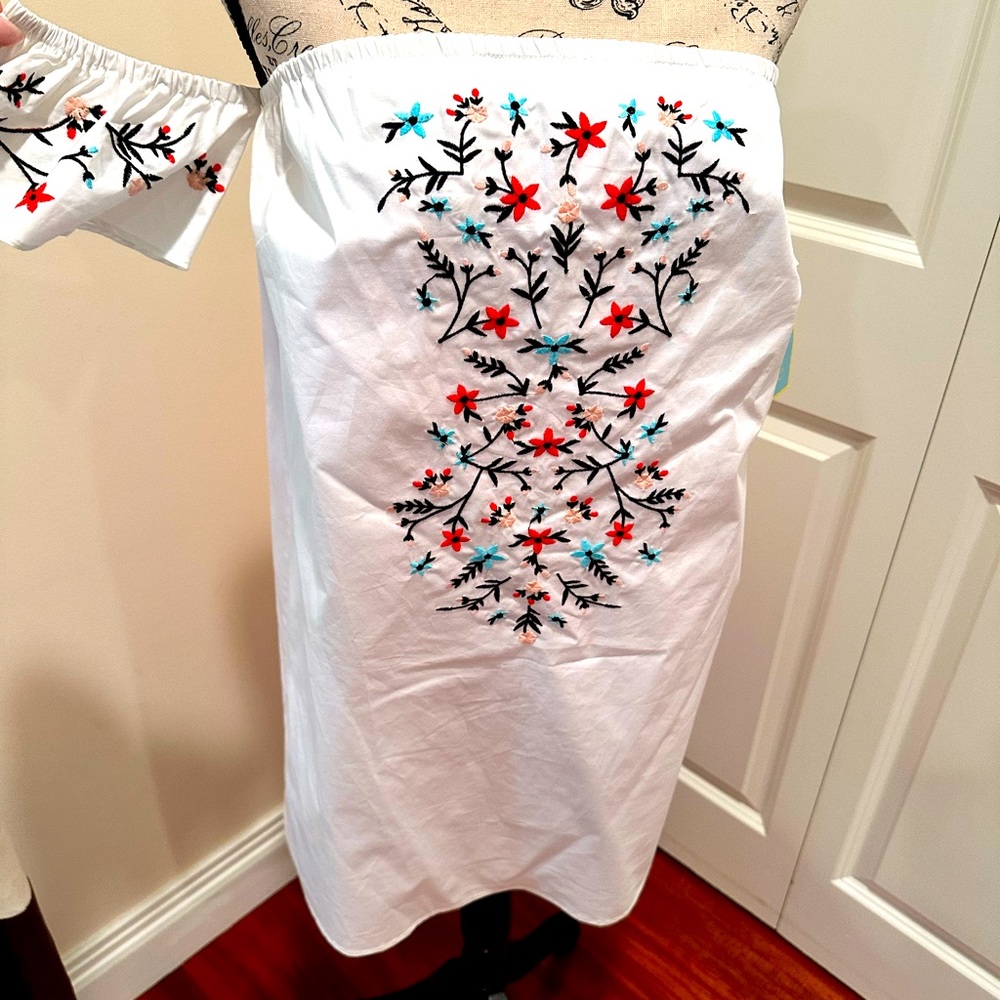 NWT White Tunic Style Embroidered Detail (NEVER WORN)